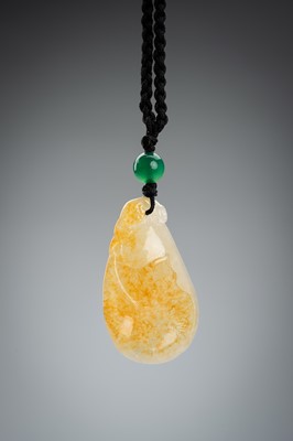 Lot 1702 - A WHITE AND YELLOW FEI CUI JADEITE ‘BAT AND GOURD’ PENDANT