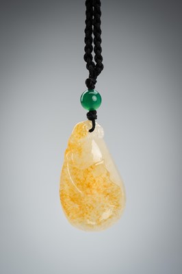 Lot 1702 - A WHITE AND YELLOW FEI CUI JADEITE ‘BAT AND GOURD’ PENDANT