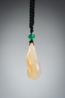 Lot 1702 - A WHITE AND YELLOW FEI CUI JADEITE ‘BAT AND GOURD’ PENDANT