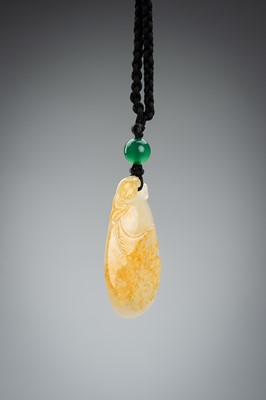 Lot 1702 - A WHITE AND YELLOW FEI CUI JADEITE ‘BAT AND GOURD’ PENDANT