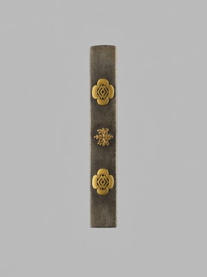 Lot 47 - A MATCHING SET OF SWORD FITTINGS WITH KIRI-MONS