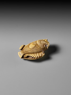 Lot 217 - ANDO RYOKUZAN: A SUPERB IVORY NETSUKE OF A FLOUNDER AND ROCKFISH