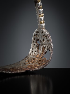 Lot 281 - A PARCEL-GILT AND SILVERED IRON STIRRUP, YOB CHA, 15TH-18TH CENTURY