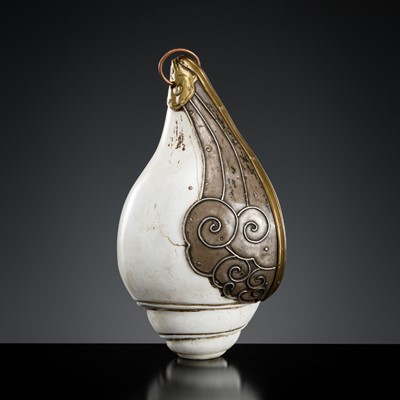 Lot 284 - A RITUAL CONCH SHELL TRUMPET WITH SILVER, BRONZE AND COPPER MOUNTS, 18TH-19TH CENTURY