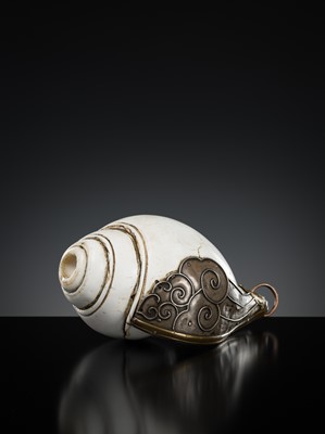 Lot 284 - A RITUAL CONCH SHELL TRUMPET WITH SILVER, BRONZE AND COPPER MOUNTS, 18TH-19TH CENTURY