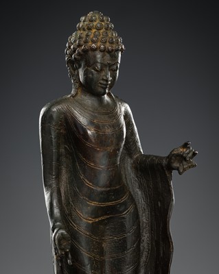 Lot 602 - A RARE BRONZE FIGURE OF BUDDHA, KALIMANTAN, BORNEO, 7TH-8TH CENTURY