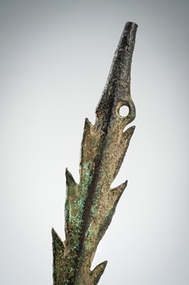 Lot 1321 - A LURISTAN BRONZE ARROWHEAD, LATE 2ND TO EARLY 1ST MILLENNIUM BC