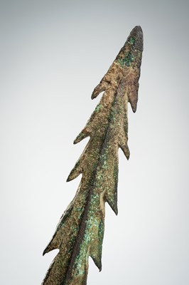 Lot 1321 - A LURISTAN BRONZE ARROWHEAD, LATE 2ND TO EARLY 1ST MILLENNIUM BC