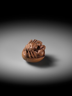 Lot 215 - MORITA SOKO: A FINE NETSUKE OF A SAMURAI CRAB (HEIKEGANI) ON A CHESTNUT
