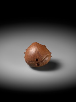 Lot 215 - MORITA SOKO: A FINE NETSUKE OF A SAMURAI CRAB (HEIKEGANI) ON A CHESTNUT