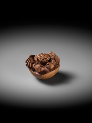 Lot 215 - MORITA SOKO: A FINE NETSUKE OF A SAMURAI CRAB (HEIKEGANI) ON A CHESTNUT