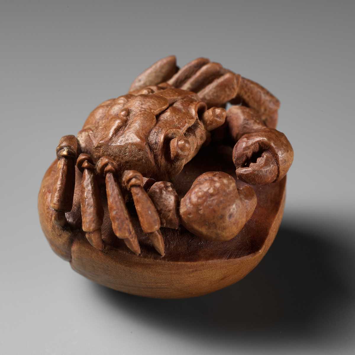 Lot 215 - MORITA SOKO: A FINE NETSUKE OF A SAMURAI CRAB (HEIKEGANI) ON A CHESTNUT