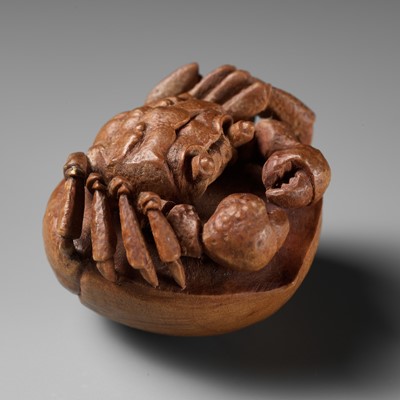 Lot 215 - MORITA SOKO: A FINE NETSUKE OF A SAMURAI CRAB (HEIKEGANI) ON A CHESTNUT