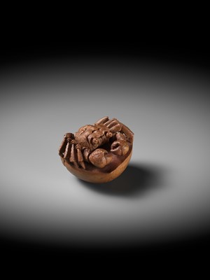 Lot 215 - MORITA SOKO: A FINE NETSUKE OF A SAMURAI CRAB (HEIKEGANI) ON A CHESTNUT