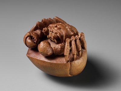 Lot 215 - MORITA SOKO: A FINE NETSUKE OF A SAMURAI CRAB (HEIKEGANI) ON A CHESTNUT