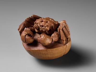 Lot 215 - MORITA SOKO: A FINE NETSUKE OF A SAMURAI CRAB (HEIKEGANI) ON A CHESTNUT
