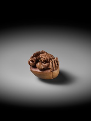 Lot 215 - MORITA SOKO: A FINE NETSUKE OF A SAMURAI CRAB (HEIKEGANI) ON A CHESTNUT
