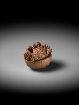 Lot 215 - MORITA SOKO: A FINE NETSUKE OF A SAMURAI CRAB (HEIKEGANI) ON A CHESTNUT