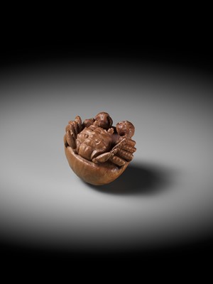Lot 215 - MORITA SOKO: A FINE NETSUKE OF A SAMURAI CRAB (HEIKEGANI) ON A CHESTNUT