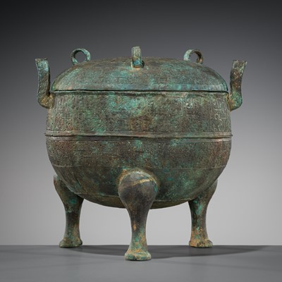 Lot 368 - A BRONZE RITUAL FOOD VESSEL AND COVER, DING, LATE SPRING AND AUTUMN PERIOD