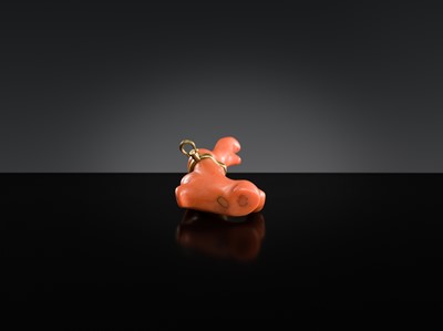 Lot 101 - A CORAL PENDANT, EARLY QING DYNASTY