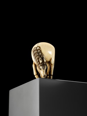 Lot 10 - A FINE IVORY NETSUKE OF A GRAZING HORSE