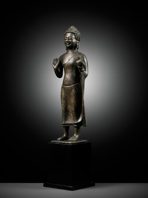 Lot 362 - A BRONZE FIGURE OF BUDDHA, MON-DVARAVATI PERIOD
