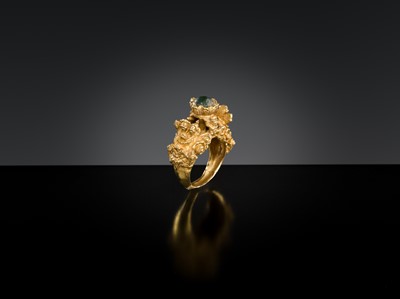 AN ANCIENT GOLD AND GLASS ‘APSARA, GARUDA AND NAGA’ RING, ANGKOR PERIOD