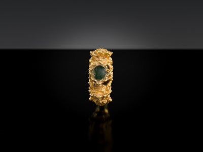 AN ANCIENT GOLD AND GLASS ‘APSARA, GARUDA AND NAGA’ RING, ANGKOR PERIOD