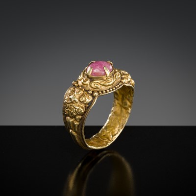 Lot 199 - A GOLD RING WITH A RUBY, CHAM PERIOD