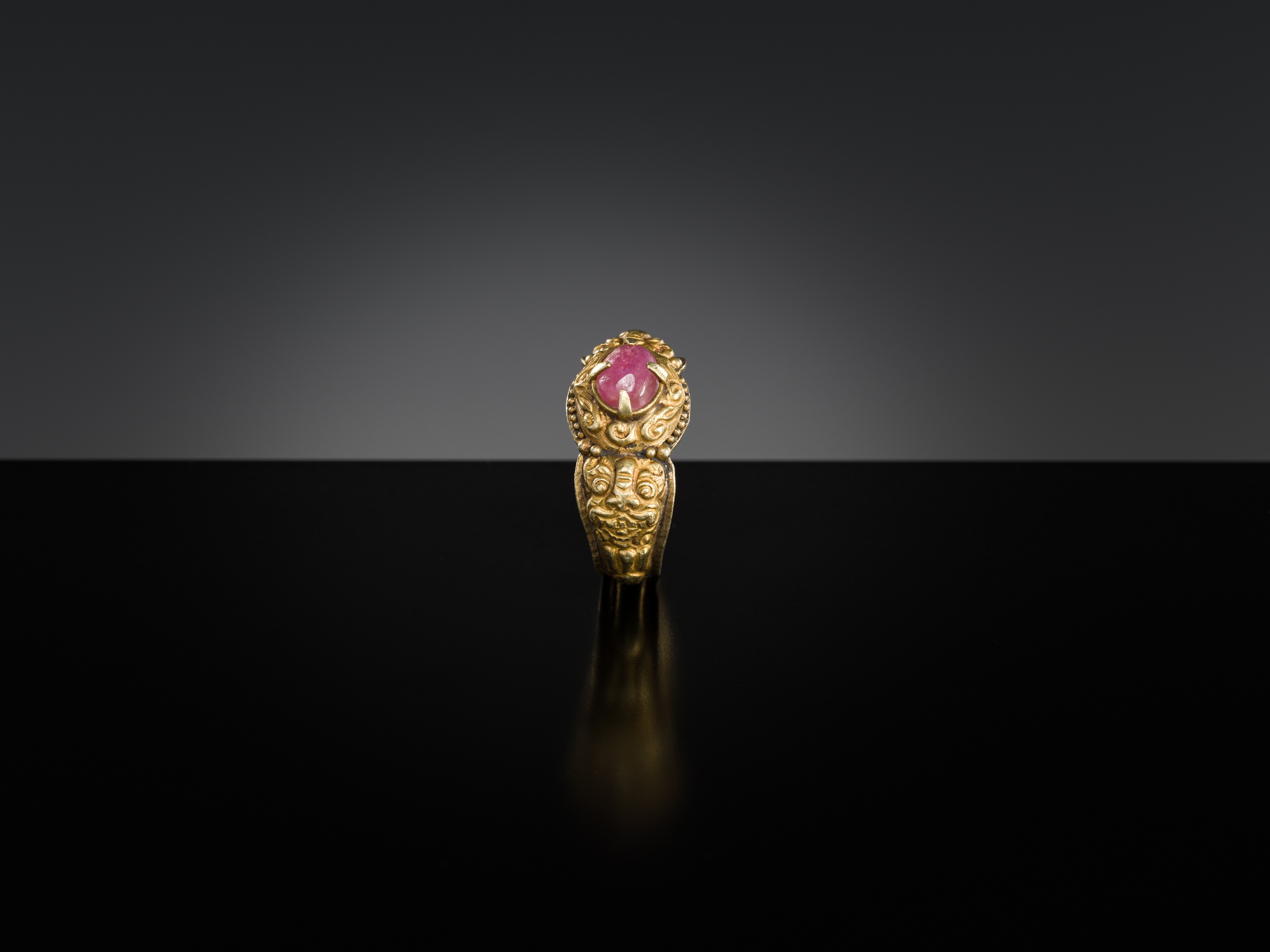 Lot 199 - A GOLD RING WITH A RUBY, CHAM PERIOD