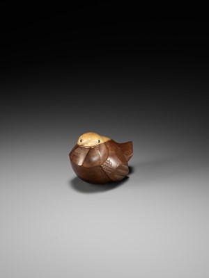 Lot 280 - SUKENAO: A CHARMING HIDA SCHOOL ITTOBORI YEW WOOD NETSUKE OF A CHIDORI (PLOVER)