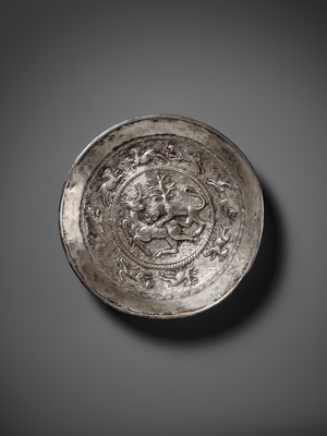 Lot 322 - A SILVER REPOUSSÉ ‘HUNTING’ PLATE, CENTRAL ASIA, 1ST MILLENNIUM AD