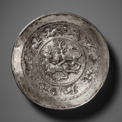 Lot 322 - A SILVER REPOUSSÉ ‘HUNTING’ PLATE, CENTRAL ASIA, 1ST MILLENNIUM AD