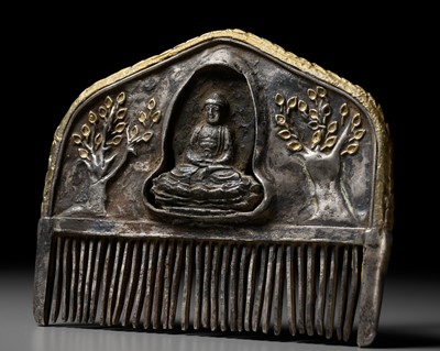 Lot 78 - A PARCEL GILT AND SILVER ‘BUDDHA UNDER THE BODHI TREE’ COMB, TANG DYNASTY