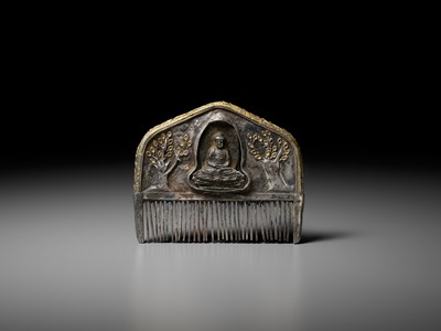 Lot 78 - A PARCEL GILT AND SILVER ‘BUDDHA UNDER THE BODHI TREE’ COMB, TANG DYNASTY