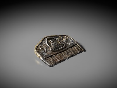 Lot 78 - A PARCEL GILT AND SILVER ‘BUDDHA UNDER THE BODHI TREE’ COMB, TANG DYNASTY