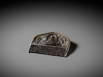 Lot 78 - A PARCEL GILT AND SILVER ‘BUDDHA UNDER THE BODHI TREE’ COMB, TANG DYNASTY