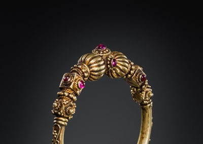 Lot 396 - A BURMESE GOLD BRACELET SET WITH RUBIES