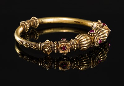 Lot 396 - A BURMESE GOLD BRACELET SET WITH RUBIES