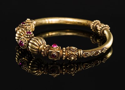 Lot 396 - A BURMESE GOLD BRACELET SET WITH RUBIES