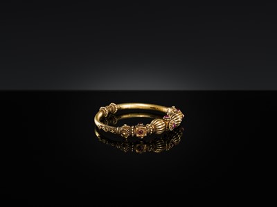Lot 396 - A BURMESE GOLD BRACELET SET WITH RUBIES