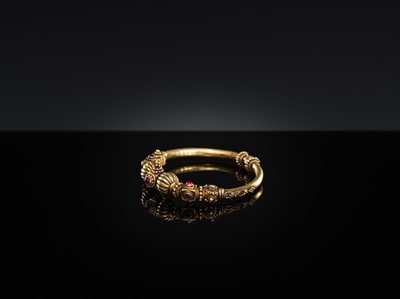 Lot 396 - A BURMESE GOLD BRACELET SET WITH RUBIES