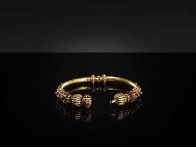 Lot 396 - A BURMESE GOLD BRACELET SET WITH RUBIES