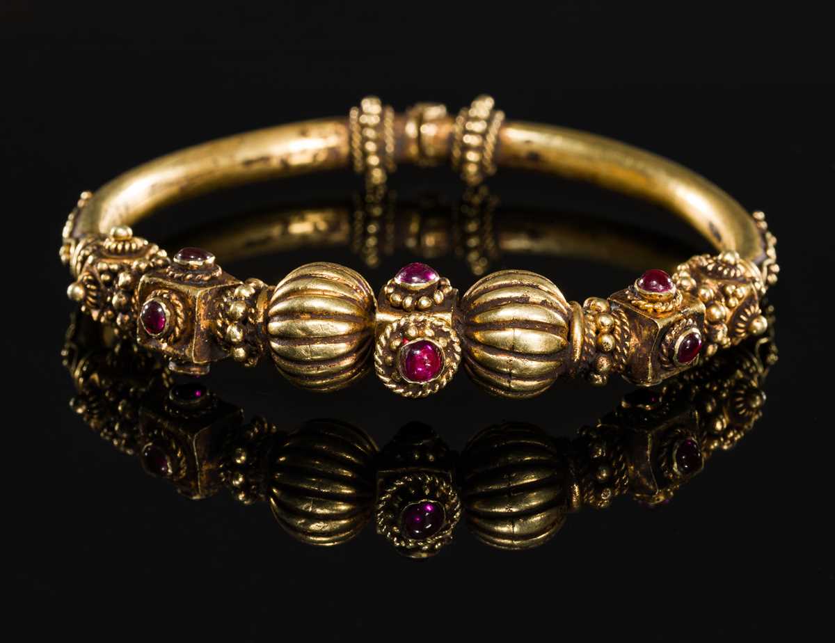 Lot 396 - A BURMESE GOLD BRACELET SET WITH RUBIES