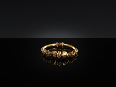 Lot 396 - A BURMESE GOLD BRACELET SET WITH RUBIES