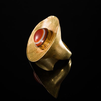 A GOLD RING WITH A ‘BUDDHA’S EYE’ AGATE STONE, HIMALAYAN REGION, 17TH-18TH CENTURY OR EARLIER