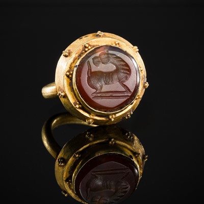 A GOLD RING WITH AGATE INTAGLIO OF A HORSE, ANCIENT REGION OF GANDHARA, 5TH-7TH CENTURY