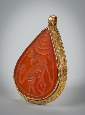 Lot 1314 - A GOLD PENDANT WITH CARNELIAN INTAGLIO