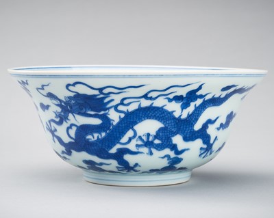 A BLUE AND WHITE ‘DRAGON’ PORCELAIN BOWL, 1900s